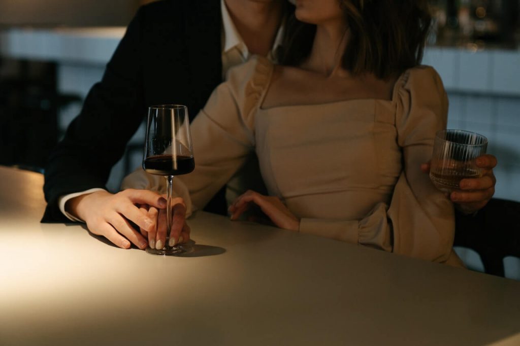 toucher une femme pour la séduire