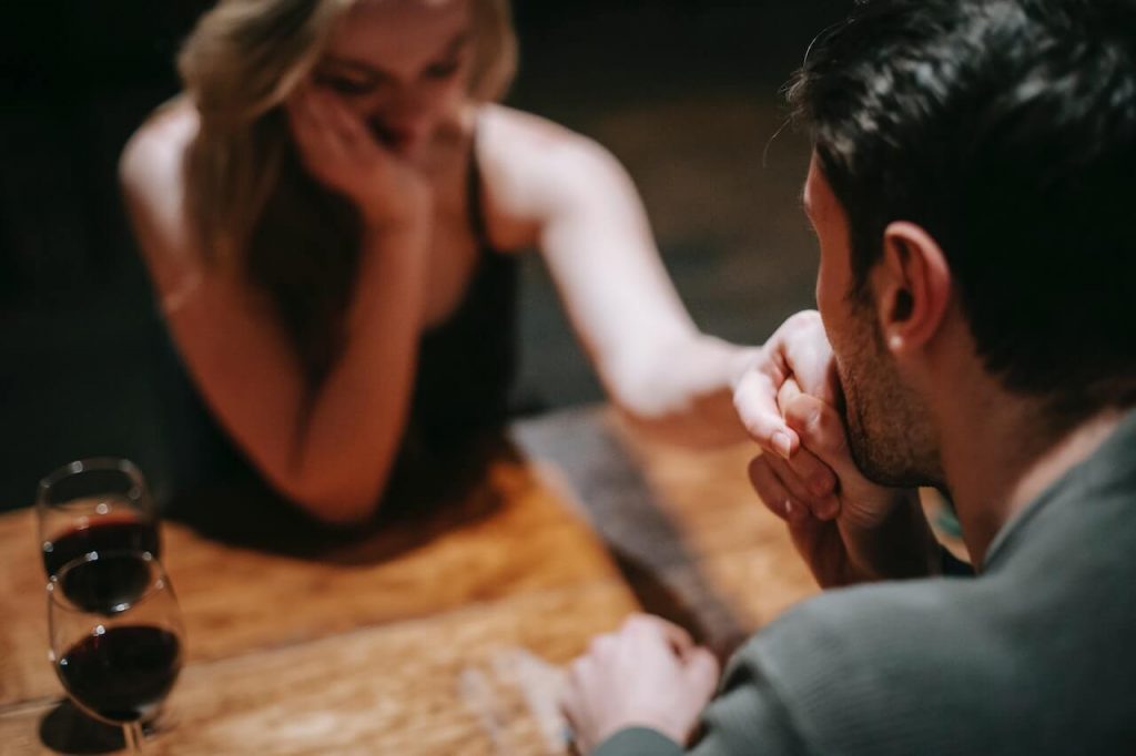 Elle est nerveuse ou maladroite en votre présence